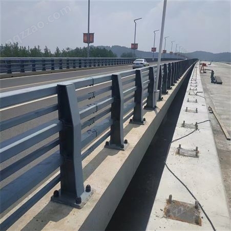 新款桥梁防撞护栏 大桥人行道栏杆 表面镀锌静电喷涂氟碳漆 全国安装