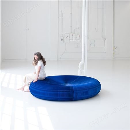 宝石蓝大型凳子道具百褶折叠式纸板家具制作